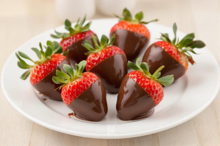 Délices de fraises enrobées de chocolat : une gourmandise.jpg